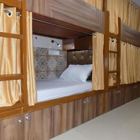 Metro Inn Dormitory Мумбаї Екстер'єр фото